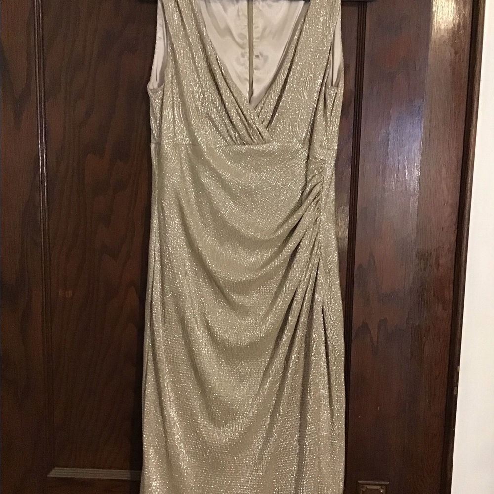 The perfect dress for a lady with curves! - Picture 2 of 3